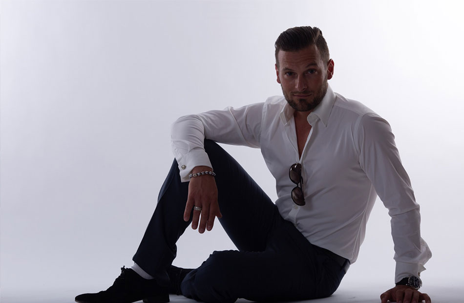 修图练习原图 RAW原生CR2格式 西装革履的国外男模特棚拍照 人像原图 第2张