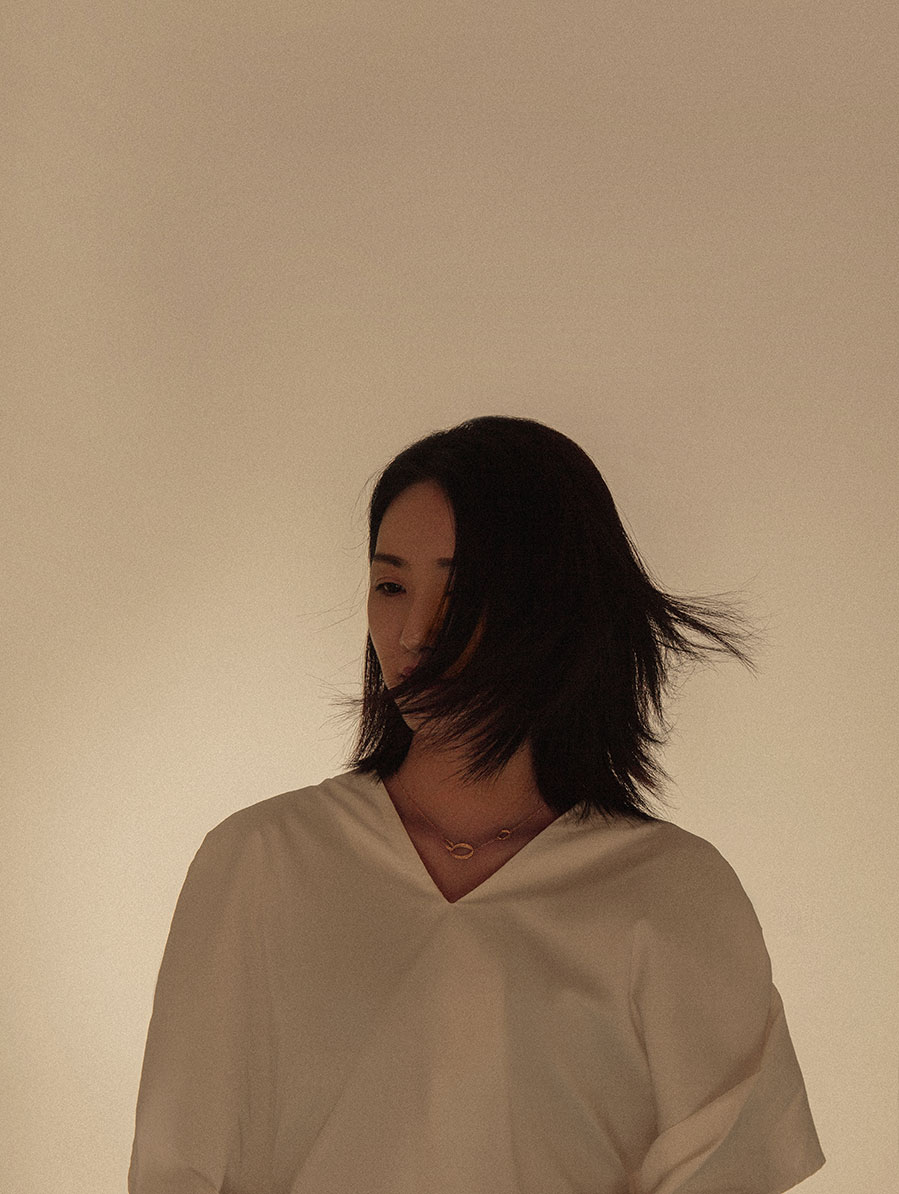 散发着青春气息的姐姐棚拍人像作品